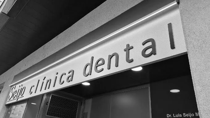 Rótulo exterior de Seijo Clínica Dental sobre la entrada del local en Vigo
